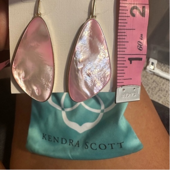 Kendra Scott "Mckenna" Large Drop Earrings, Pink Mother of Pearl, Gold NWT - Picture 4 of 4